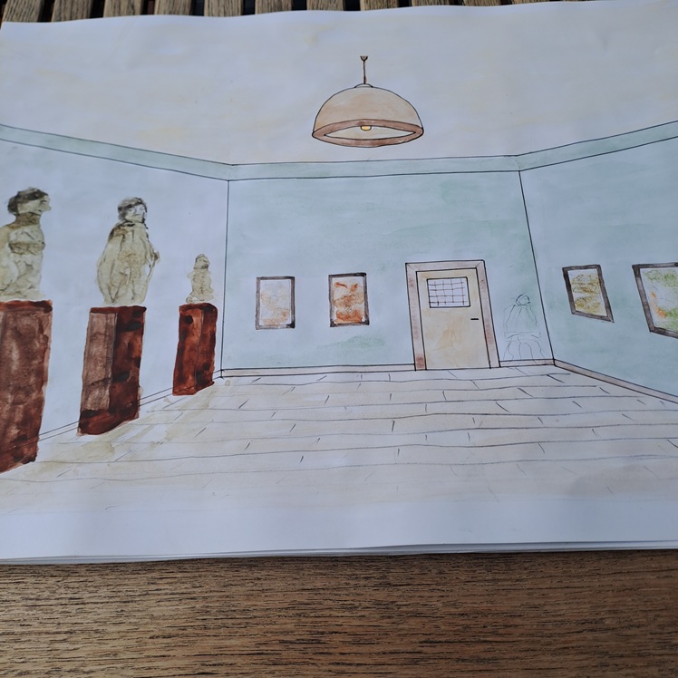 Aquarell und Bleistiftzeichnung eines Galerieraums mit Skulpturen auf Sockeln, gerahmten Kunstwerken an hellblauen Wänden, einer geschlossenen Tür und einer Hängelampe an der Decke.