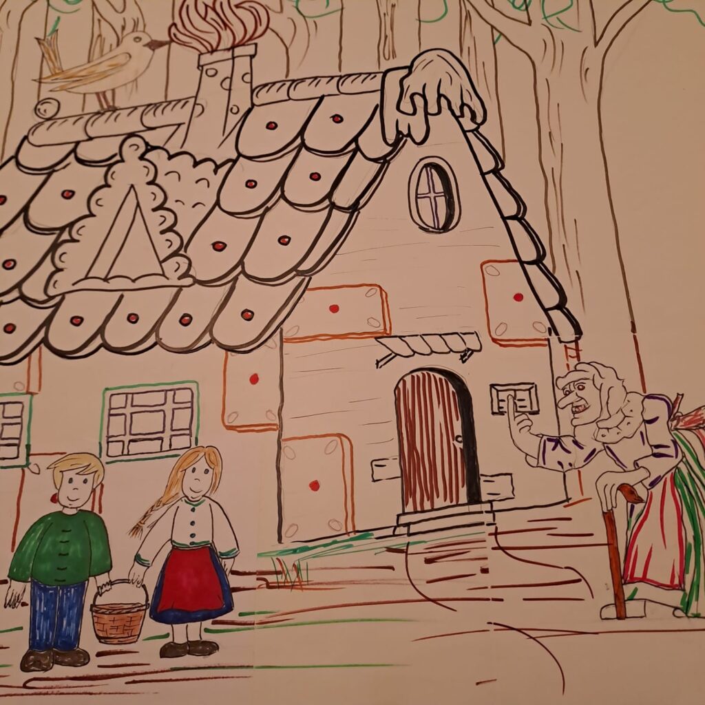 Eine Zeichnung von Hänsel und Gretel, die vor einem Pfefferkuchenhaus im Wald stehen und einer alten Frau mit einem Stock gegenüberstehen, die ihnen von der Tür aus zuwinkt. Das Haus hat ein Bonbondach und aus dem Schornstein steigt Rauch auf.